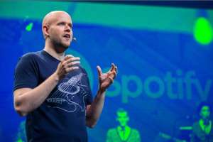 El fundador y director ejecutivo de la compa&ntilde;&iacute;a, Daniel Ek, dijo que Spotify est&aacute; respondiendo as&iacute; al protagonismo cada vez m&aacute;s dominante de los tel&eacute;fonos inteligentes en la vida moderna.