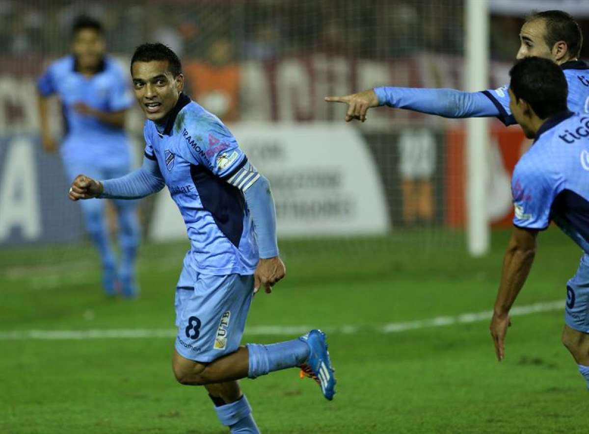 William Ferreira (i) celebra tras anotar el gol del empate contra el Lanus. Foto: EFE
