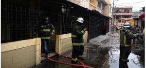 Elementos del Cuerpo de Bomberos de Guayaquil trabajaron cerca de media hora para controlar el fuego.