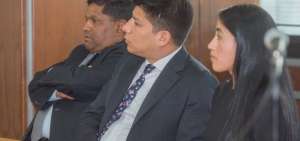 Ra&uacute;l Chicaiza, el abogado Diego Chimbo y Diana Falc&oacute;n, durante la audiencia de juicio por plagio a los exagentes. 