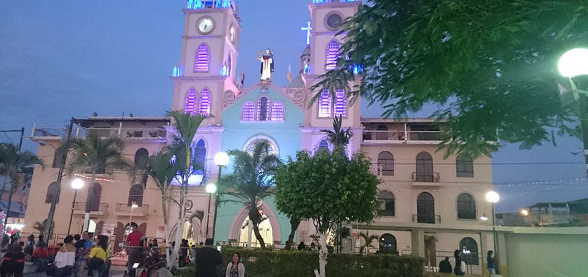 La religiosidad y el disfrute de una fiesta colorida se funden en Yaguachi