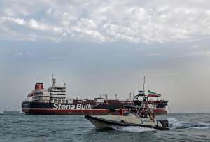 Una lancha r&aacute;pida de la Guardia Revolucionaria Iran&iacute; navega alrededor del petrolero Stena Impero, al sur de Ir&aacute;n, (Reino Unido)