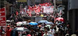 Miles de personas participan en una manifestaci&oacute;n con motivo del D&iacute;a Internacional del Trabajo en Quito (Ecuador).