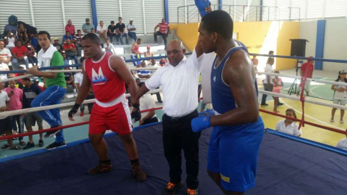 Jean Carlos Mina (d) obtuvo la medalla de oro en la 35 edici&oacute;n de la Copa Independencia de Boxeo, efectuada en Rep&uacute;blica Dominicana.