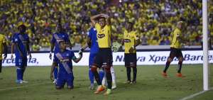 &rarr;Xavier Arreaga (amarillo) lamenta no haber convertido en el &uacute;ltimo Cl&aacute;sico del Astillero, disputado el mi&eacute;rcoles pasado en el estadio Monumental.