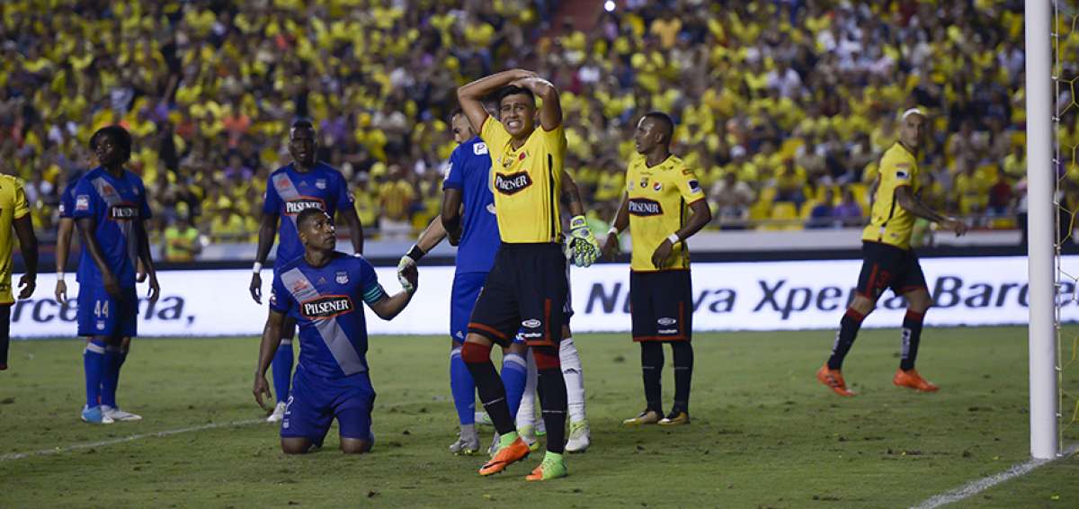 &rarr;Xavier Arreaga (amarillo) lamenta no haber convertido en el &uacute;ltimo Cl&aacute;sico del Astillero, disputado el mi&eacute;rcoles pasado en el estadio Monumental.