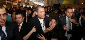 El presidente Correa bromea con transe&uacute;ntes y su video se vuelve viral
