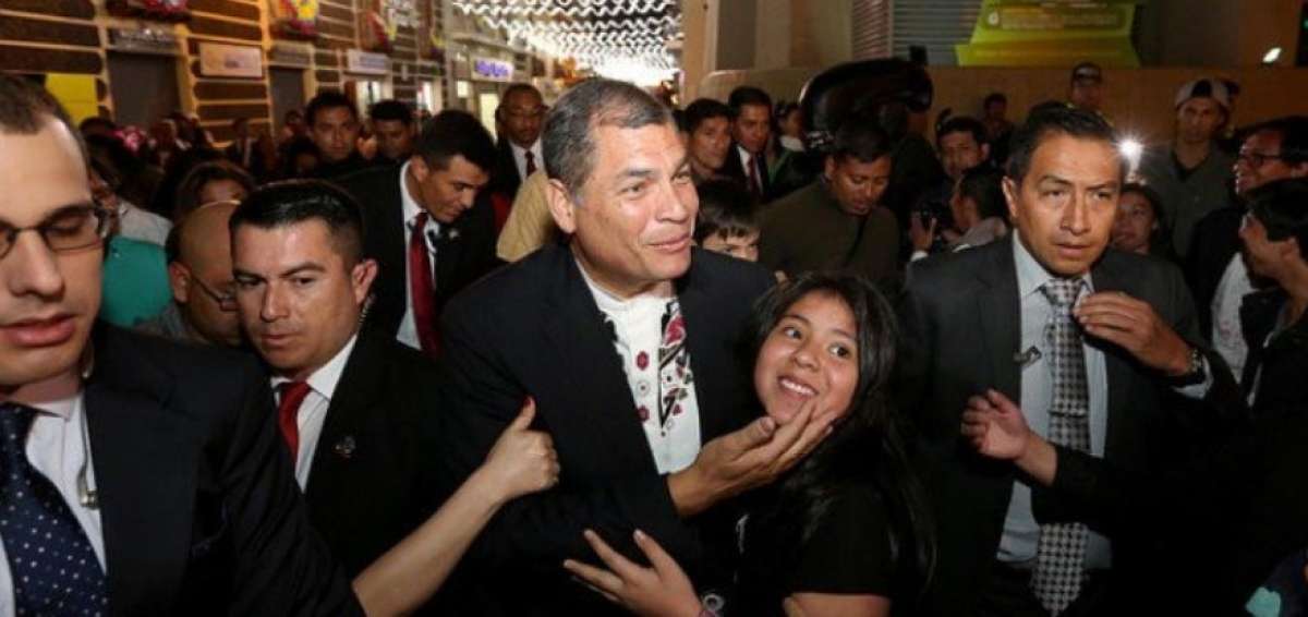El presidente Correa bromea con transe&uacute;ntes y su video se vuelve viral