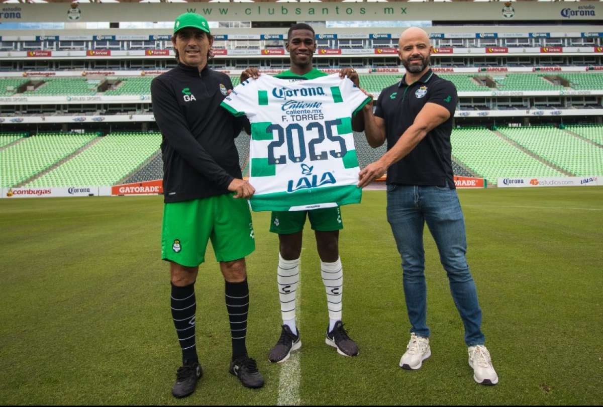 F&eacute;lix Torres (centro) posa junto al DT Guillermo Almada, quien lo llev&oacute; a M&eacute;xico
