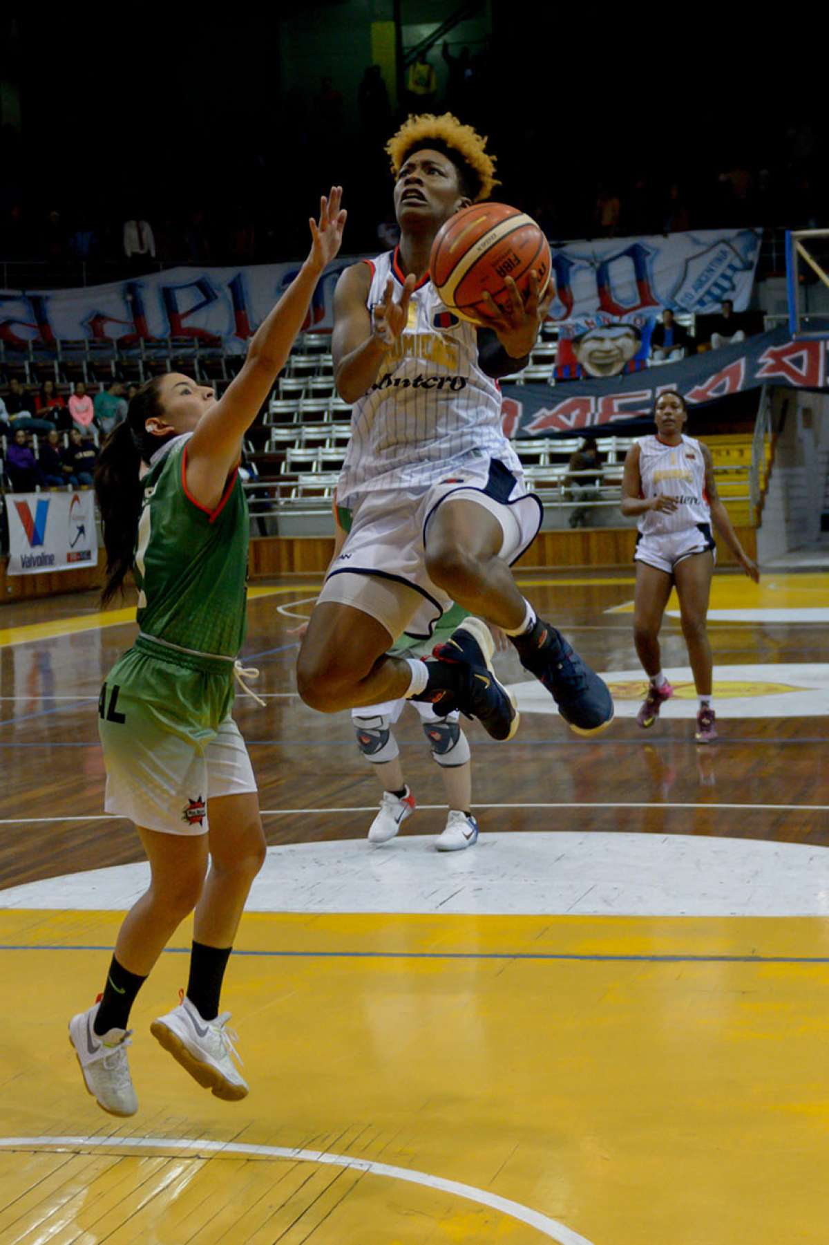 La estadounidense Brianna Banks (der.), de Deportivo Quito, intenta encestar ante la presi&oacute;n de una jugadora de Real Bol&iacute;var/Liga de Quito.  