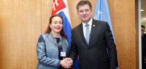 La canciller Mar&iacute;a Fernanda Espinosa, junto al presidente de la Asamblea General de la ONU, Miroslav Lajc&aacute;k. 