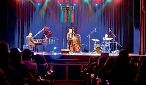 Las composiciones del encargado de los teclados iniciaron un concierto cadencioso en que la percusi&oacute;n resaltaba con la mayor parte de improvisaciones. Foto: Santiago Aguirre / El Tel&eacute;grafo 
