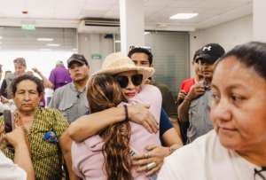 El presidente Daniel Noboa entreg&oacute; bonos de contingencia en Los R&iacute;os.