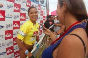 La surfista nacional Cristina Vargas da declaraciones luego de obtener el t&iacute;tulo.