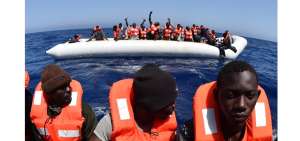 Los migrantes y refugiados durante una operaci&oacute;n de rescate en el mar frente a la costa de Libia . 