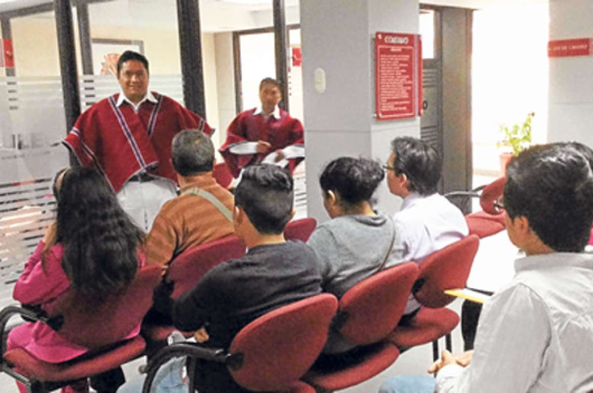 Un grupo de clientes recibe una charla sobre el riesgo de pedir dinero prestado al chulco en Ambato. Foto: Jos&eacute; Miguel Castillo/El Tel&eacute;grafo 