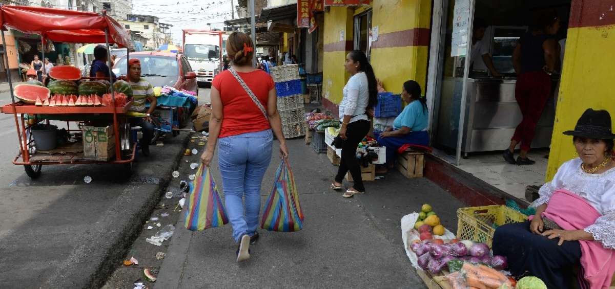 Las ventas en las veredas terminar&aacute;n cuando se entregue el nuevo mercado a la ciudadan&iacute;a