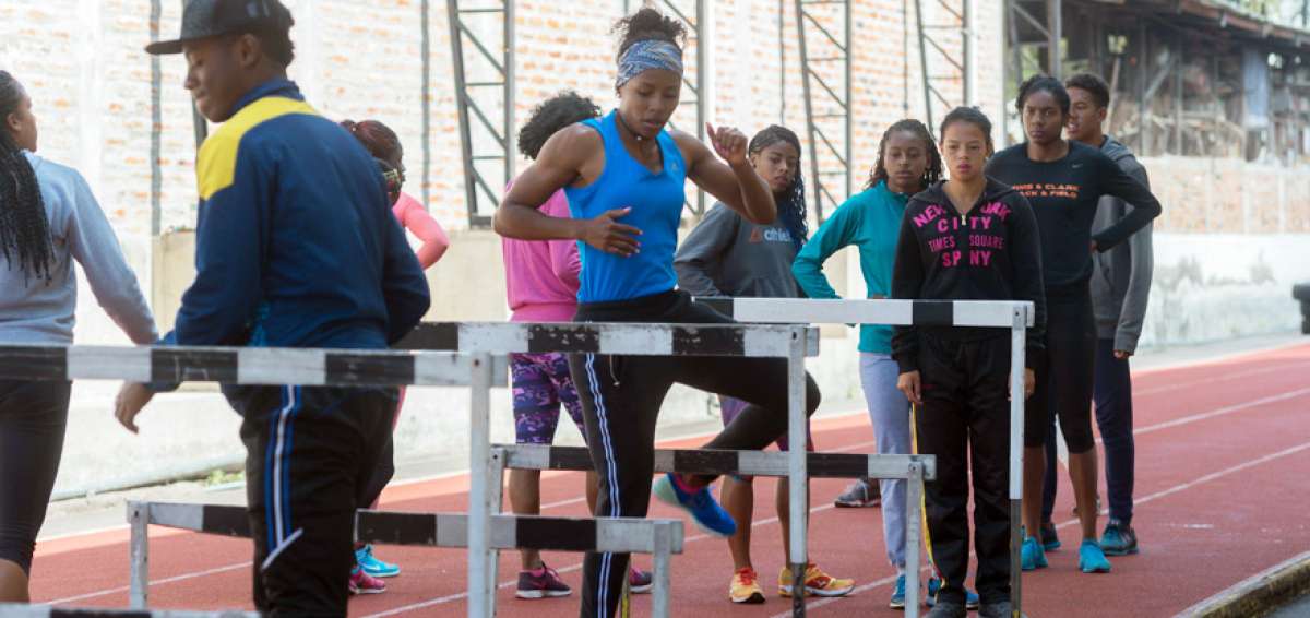 La velocista ecuatoriana &Aacute;ngela Tenorio (azul) correr&aacute; entre siete y 10 pruebas atl&eacute;ticas, para lograr la marca que le permita estar en el certamen de Londres.