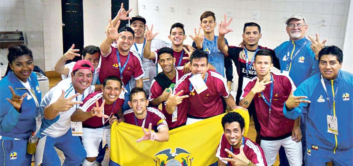 Los jugadores y el cuerpo t&eacute;cnico del club ecuatoriano celebraron la consecuci&oacute;n del tercer lugar en el camerino del coliseo en Belo Horizonte.