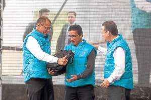El vicepresidente de la Rep&uacute;blica, Jorge Glas, entrega material t&eacute;cnico a un joven.