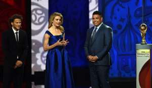 Diego Forl&aacute;n (i) y Ronaldo (d) asistieron en el sorteo de la Conmebol. Foto: FIFA