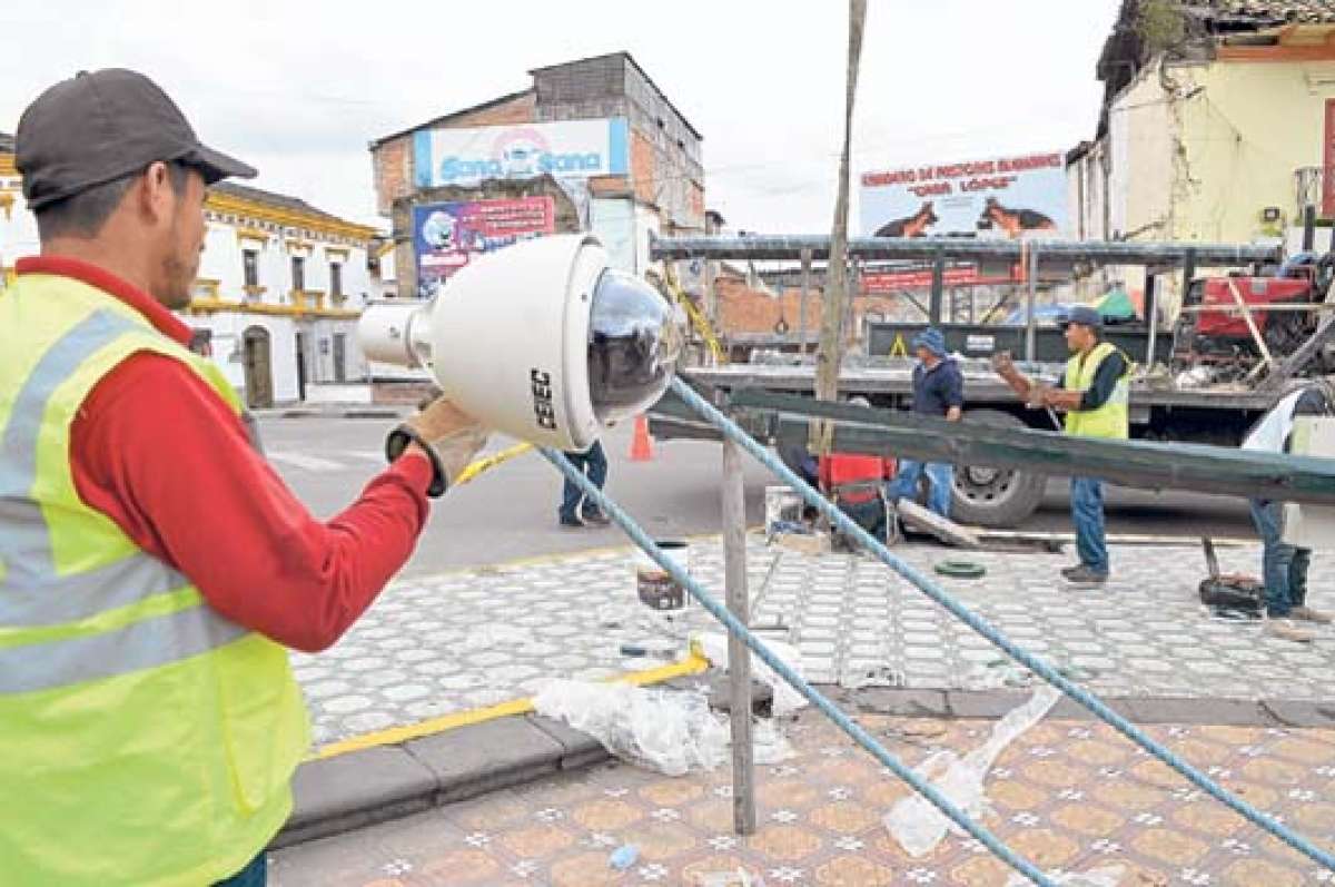 Las c&aacute;maras tienen un alcance de 300 metros a la redonda y fueron ubicadas en sitios estrat&eacute;gicos de las ciudades de Tulc&aacute;n y Mont&uacute;far. Foto: Carlos Jim&eacute;nez / El Tel&eacute;grafo