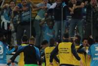 Los jugadores festejan el título con sus hinchas