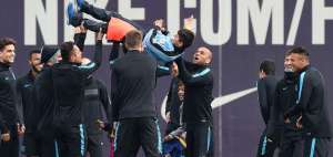 Los ni&ntilde;os interrumpieron el entrenamiento matutino del cuadro 'catal&aacute;n' en la cancha Tito Vilanova.