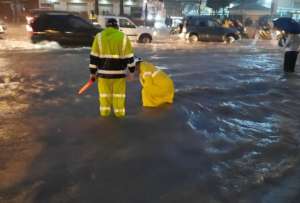 37 calles de Guayaquil quedaron anegadas por el temporal.