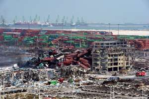 El temor de contaminaci&oacute;n y afectaci&oacute;n a la salud en Tianjin sigue latente porque en el lugar de la explosi&oacute;n a&uacute;n hay contenedores destrozados. Foto: AFP