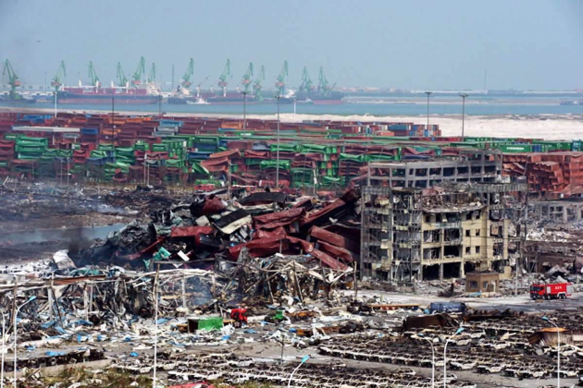 El temor de contaminaci&oacute;n y afectaci&oacute;n a la salud en Tianjin sigue latente porque en el lugar de la explosi&oacute;n a&uacute;n hay contenedores destrozados. Foto: AFP