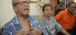 Carlos Gonzalo Rodr&iacute;guez, de 70 a&ntilde;os, comparte paseos con su familia, gracias a que hace siete a&ntilde;os le implantaron un estimulador cerebral.