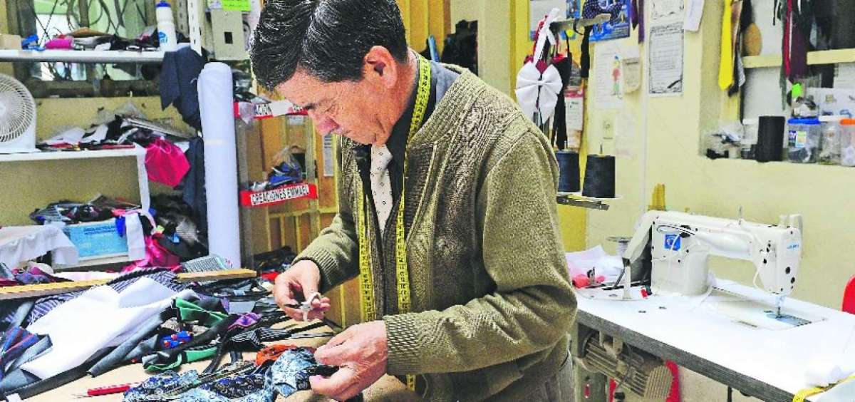 La fina puntada de un artesano cuencano