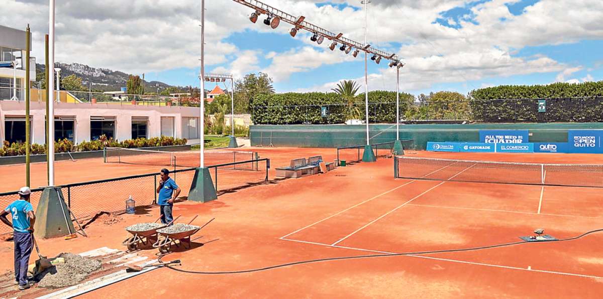 Dos trabajadores acondicionan el lugar donde se instalar&aacute; una de las 4 torres de iluminaci&oacute;n que exige la ATP. Foto: Santiago Aguirre / El Tel&eacute;grafo.
