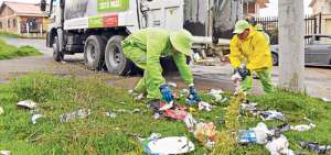 La misi&oacute;n del 67 es recorrer un sector de la ciudad transportando a los trabajadores, recoger los desperdicios y llevarlos hasta el relleno sanitario de la Emac. Foto: Fernando Machado / El Telegrafo
