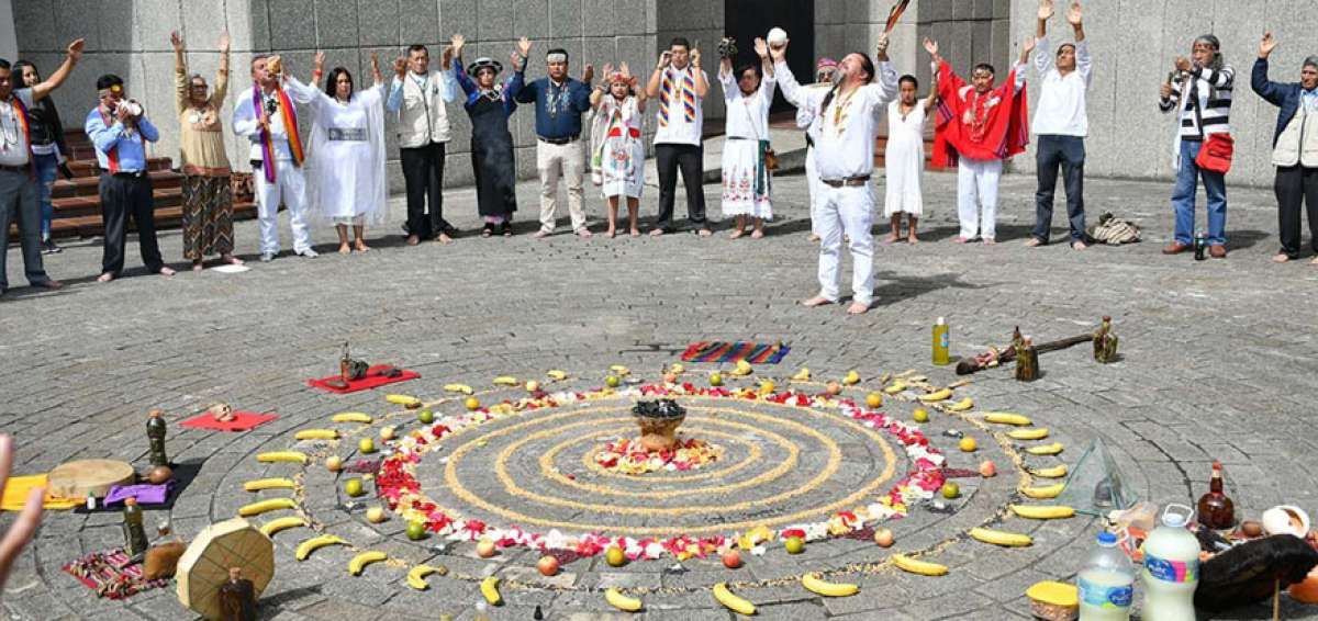 La Feria Intercultural se realiza en la plaza Nueve de Octubre de Cuenca. Hasta el sitio acuden turistas e interesados en estos rituales.