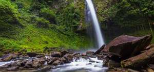 En Bijagua, Upala (Costa Rica), se encuentra una cascada en un bosque tropical, la cual es visitada por los turistas.
