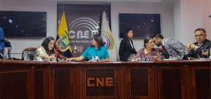 Seg&uacute;n Nubia Villac&iacute;s (centro), los movimientos y partidos pol&iacute;ticos cuentan con 5 d&iacute;as para inscribirse y promocionar el S&iacute; o el No en la consulta popular. Tambi&eacute;n lo pueden hacer organizaciones sociales.