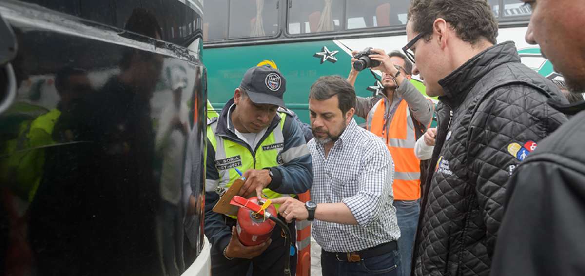 Pa&uacute;l Granda, titular del MTOP, y Pablo Calle, director ejecutivo de la ANT, recorrieron la terminal de buses de Quitumbe, en el sur de la capital.