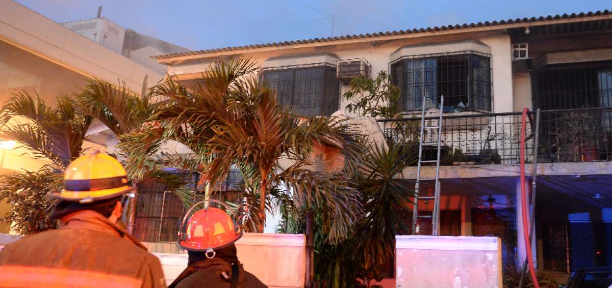 El fuego se origin&oacute; en un cuarto en la planta alta de la vivienda.