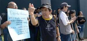 Los trabajadores acudieron a las protestas vestidos de negro y con pancartas en las que detallaban lo que les adeudan las empresas.