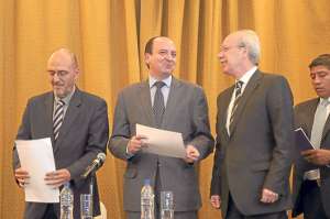 Los comisionados del 30-S, de izquierda a derecha: &Oacute;scar Bonilla, Carlos Baca y Diego Guzm&aacute;n. Foto: Santiago Aguirre│El Tel&eacute;grafo