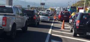 Largas filas para salir de Quito hacia el sur