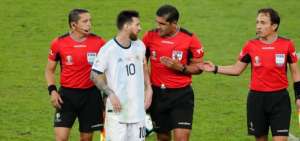 Cr&iacute;ticas de Messi y prensa argentina contra arbitraje de Zambrano
