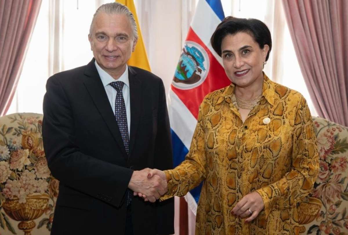 La canciller Gabriela Sommerfeld (der.) junto a su homólogo costarricense Arnoldo André.