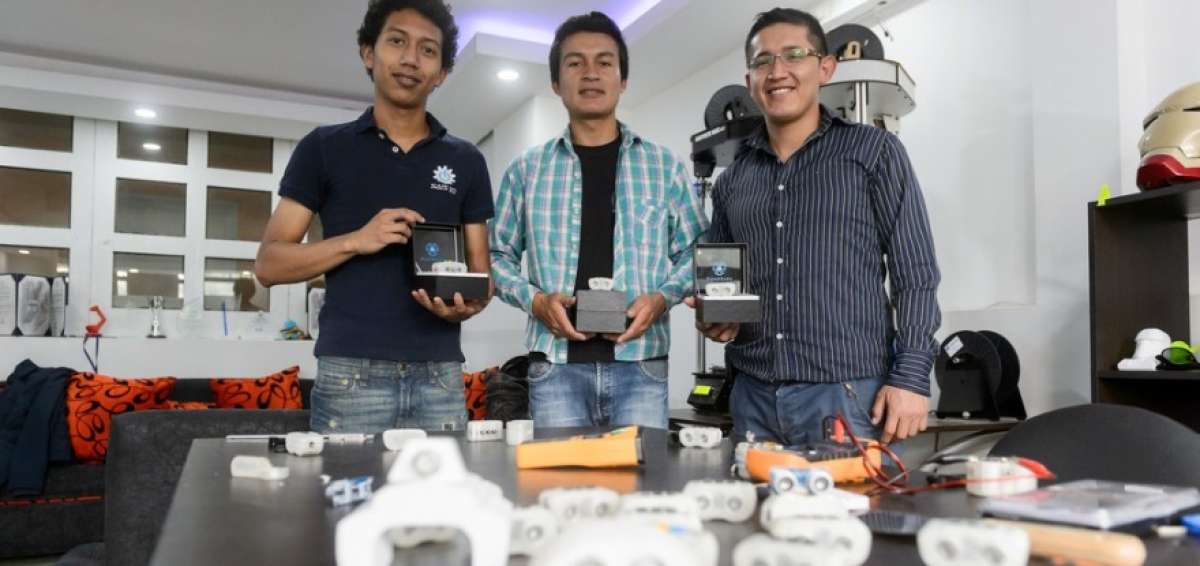 Los mentores del producto son un grupo de veintea&ntilde;eros ecuatorianos que estudiaron en la Universidad de las Fuerzas Armadas (ESPE) y al momento manejan su propia empresa de impresoras 3D en el sector de Sangolqu&iacute;.