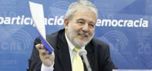 Luis Verdesoto, consejero del CNE, durante la rueda de prensa. 