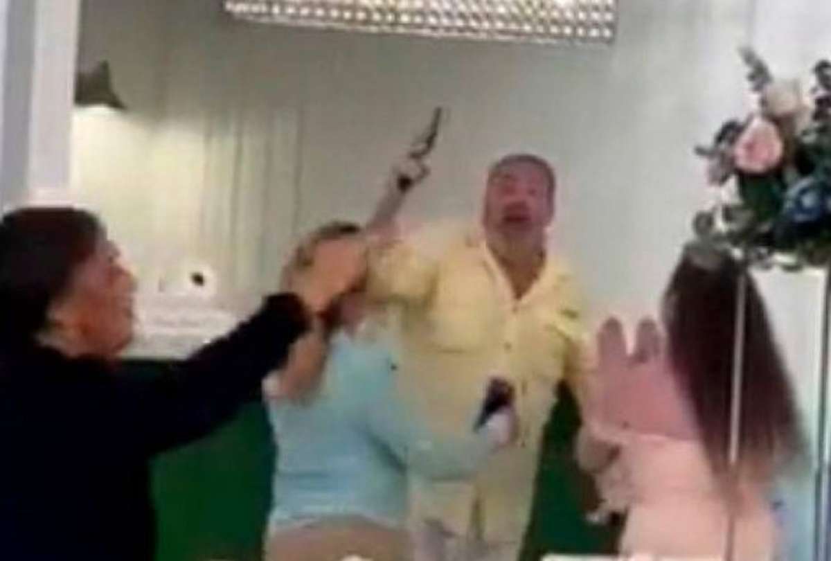 Los dos hombres fueron arrestados por agresiones e intimidaciones a los asistentes a una boda.