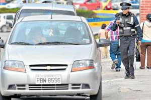 Solo ocho personas de 2.710 inscritas ganaron la segunda convocatoria realizada por la EMOV, para seleccionar a los agentes de tr&aacute;nsito. Foto: Jos&eacute; Luis LLivisaca 