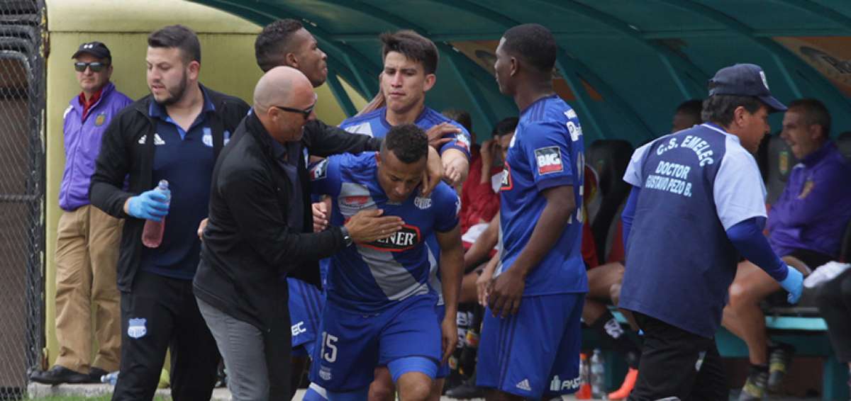 El volante Pedro Qui&ntilde;&oacute;nez (der.) celebra el gol de Emelec con sus compa&ntilde;eros y el DT. Alfredo Arias. 